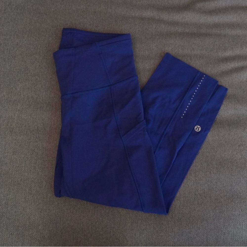 LuLulemon Blue Cropped Leggings. 6